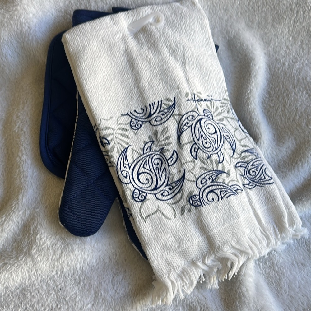 Hawaiian Blue White Pot Holder, Oven Mitt & Towel w/2 matching shot glasses - Picture 6 of 6